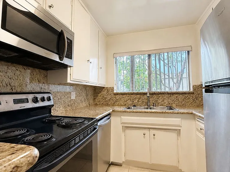 1030 N Harper Ave — Photo 4