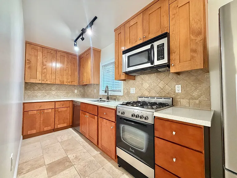 208 Seaview St — Photo 14