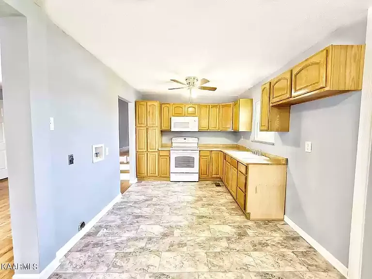 407 Glenoaks Dr — Photo 16