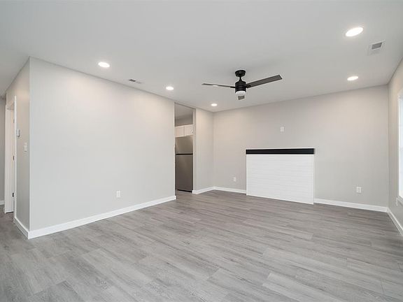 4th image of 1121 Hall St