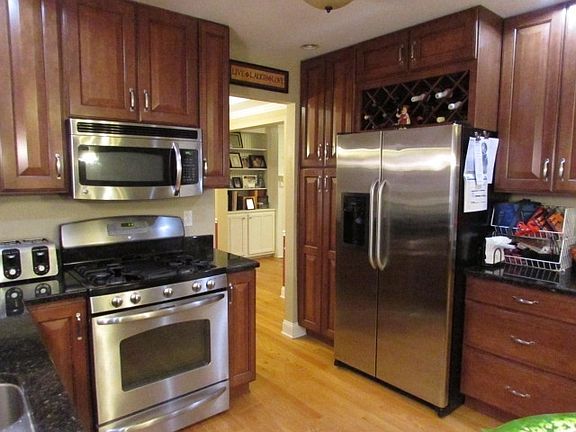 4th image of 19 Elaine Ct