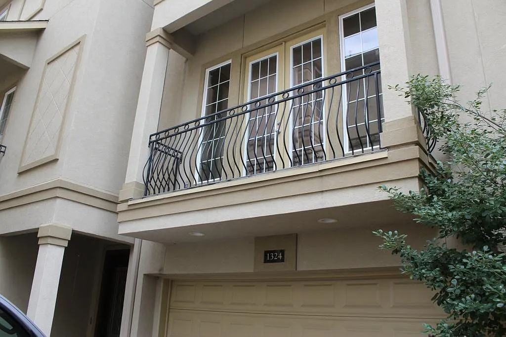 3 bed, 3.5 bath, 2271 sqft, $2,700 — Photo 2