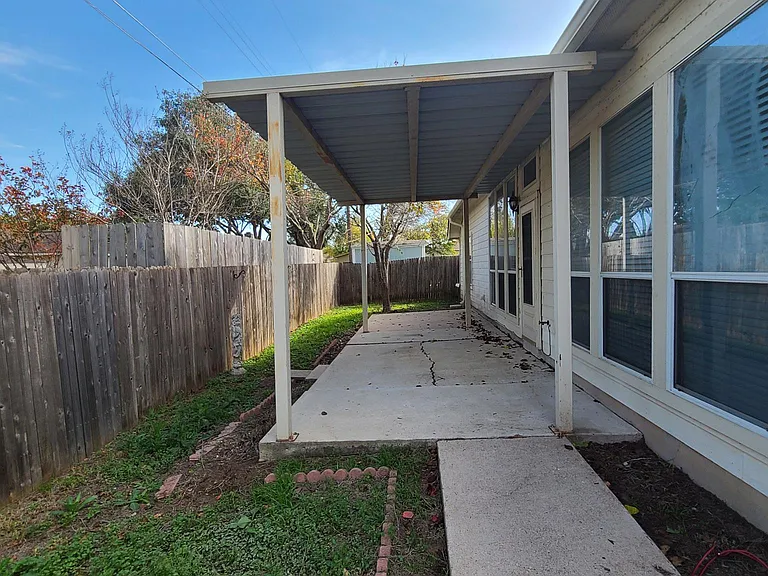 3004 Zachary Ln — Photo 2