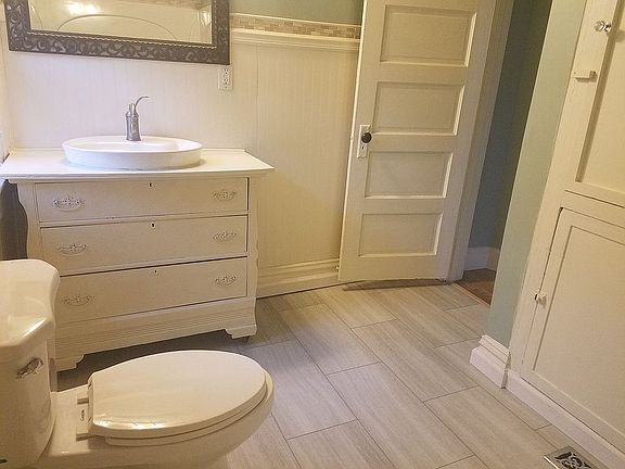 Master bath , shower/tub