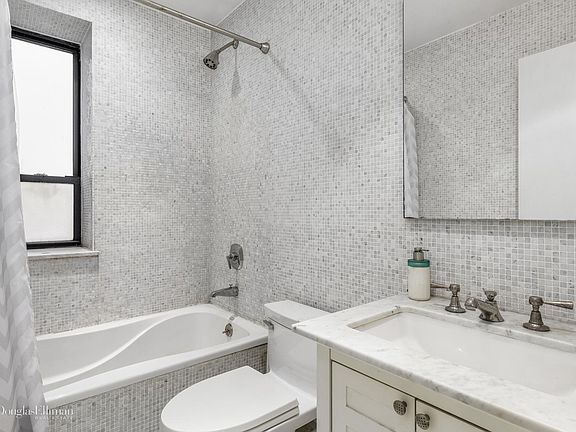 5th image of 120 W 58th St APT 7C