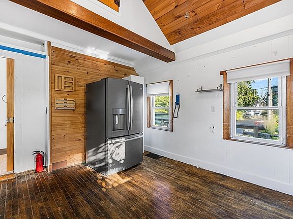 5th image of 69 Huntington St
