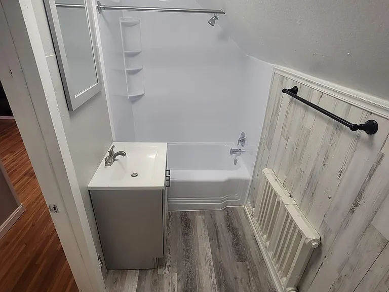 110UP Elmdorf Ave #UPPER — Photo 9