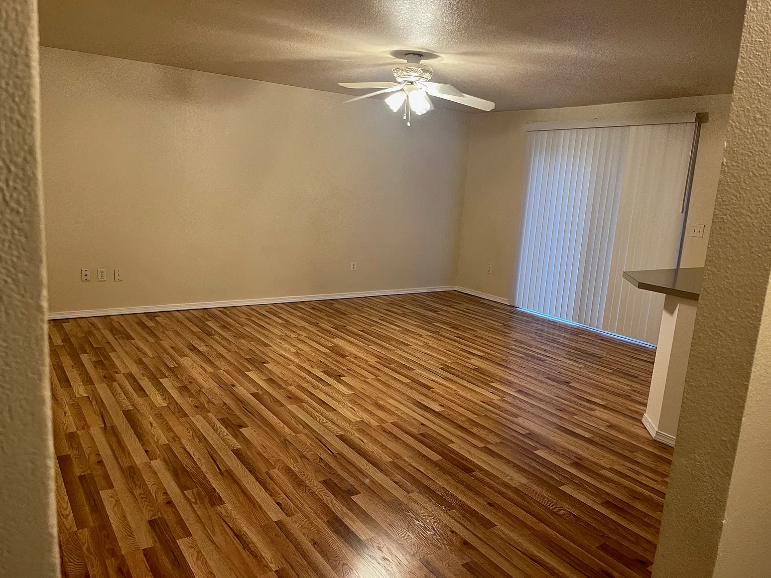 4 bed, 2.5 bath, 1976 sqft, $2,550 — Photo 3