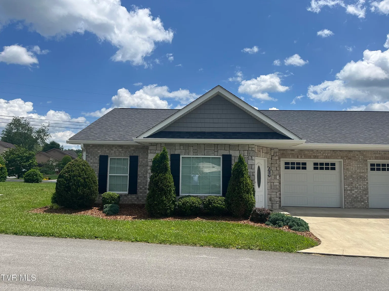 2 bed, 2.5 bath, 1401 sqft, $1,850 — Photo 2