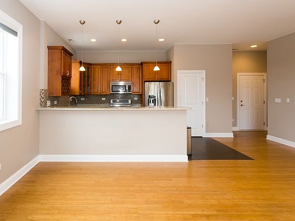4th image of 4006 N Kilbourn Ave #C4