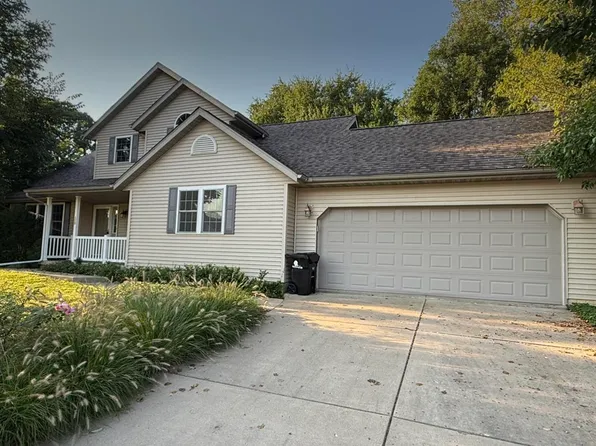 305 Lexington Dr, Washington, IL 61571