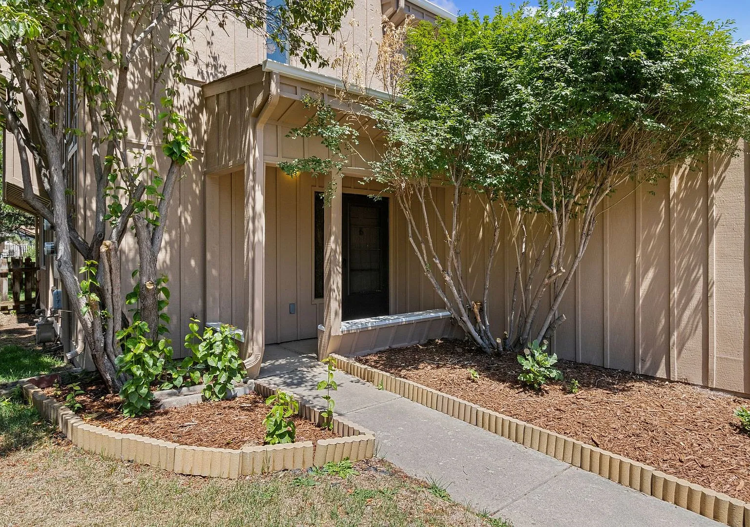 Available Now - 3 Bed/2.5 Bath — Photo 3