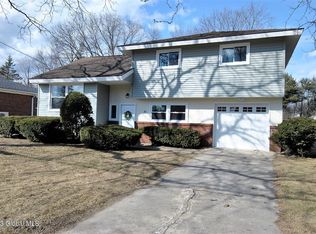 20 Marie Pkwy, Loudonville, NY 12211