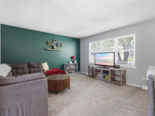 104 SW Gladstone Dr, Blue Springs, MO 64014
