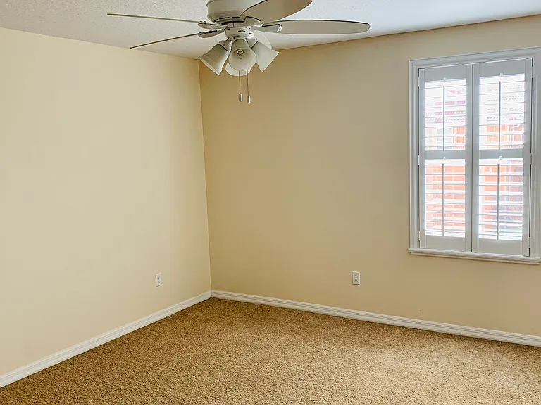 5604 Siracusa Ln — Photo 22
