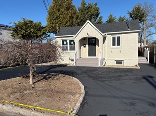 20 Leroy Pl, Copiague, NY 11726