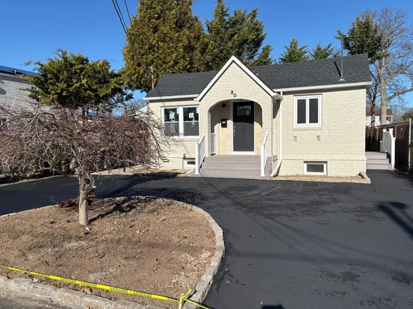 20 Leroy Place, Copiague, NY 11726