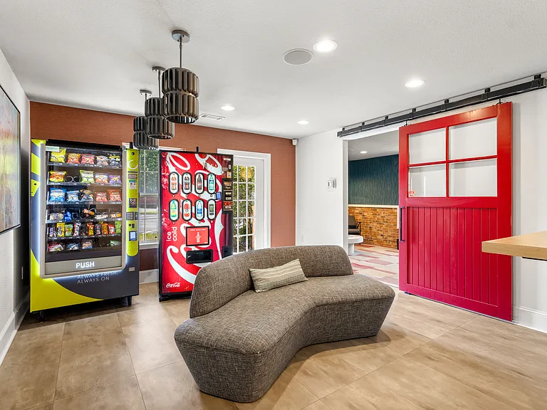 Sunset Pointe Apartments — Photo 23