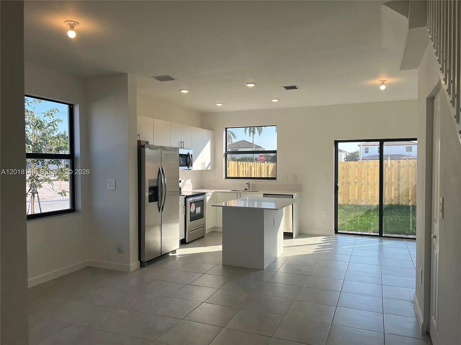 3 bed, 3.0 bath, 1328 sqft, $2,650 — Photo 3