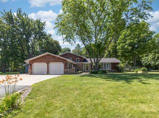 1919 Brookfield Dr, Neenah, WI 54956