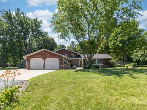 1919 Brookfield Dr, Neenah, WI 54956