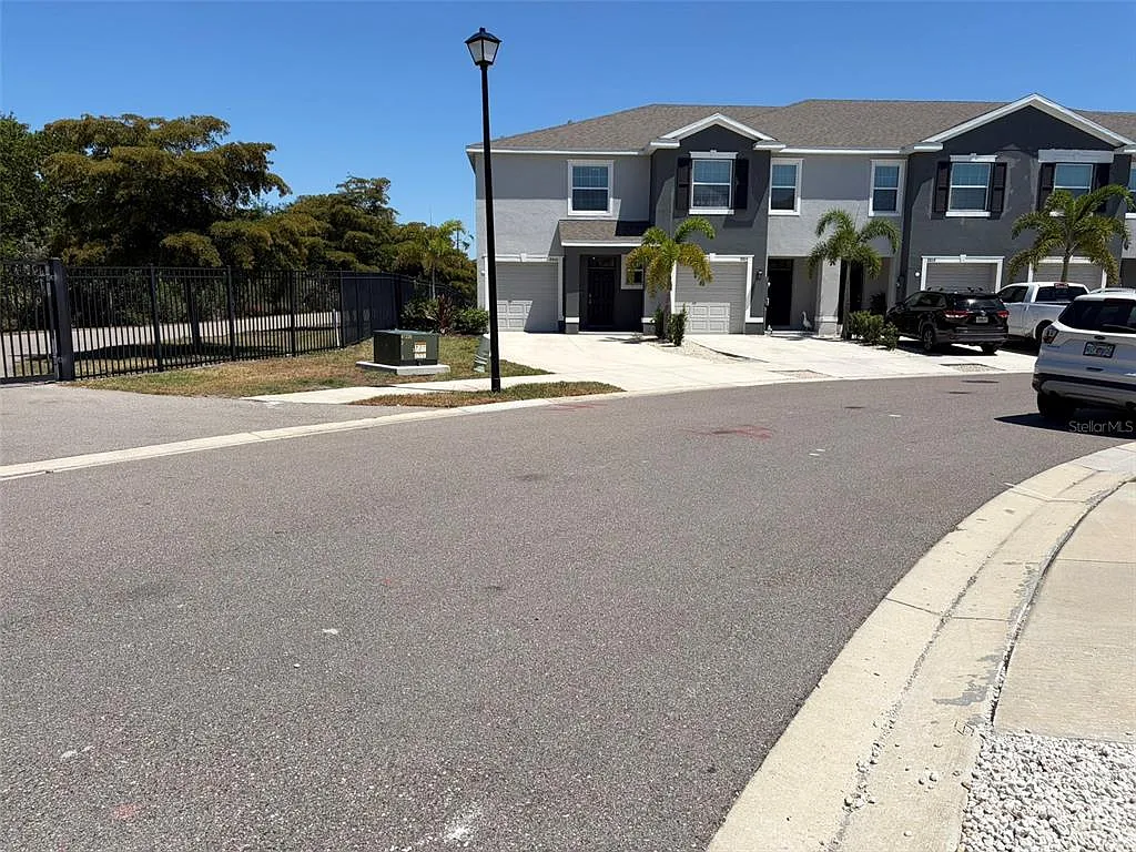 3 bed, 2.5 bath, 1819 sqft, $2,750 — Photo 2