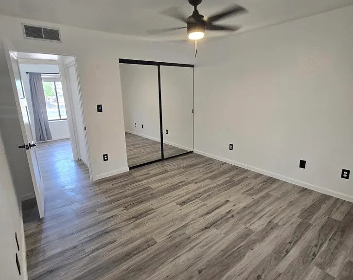 10521 W Loma Ln — Photo 9