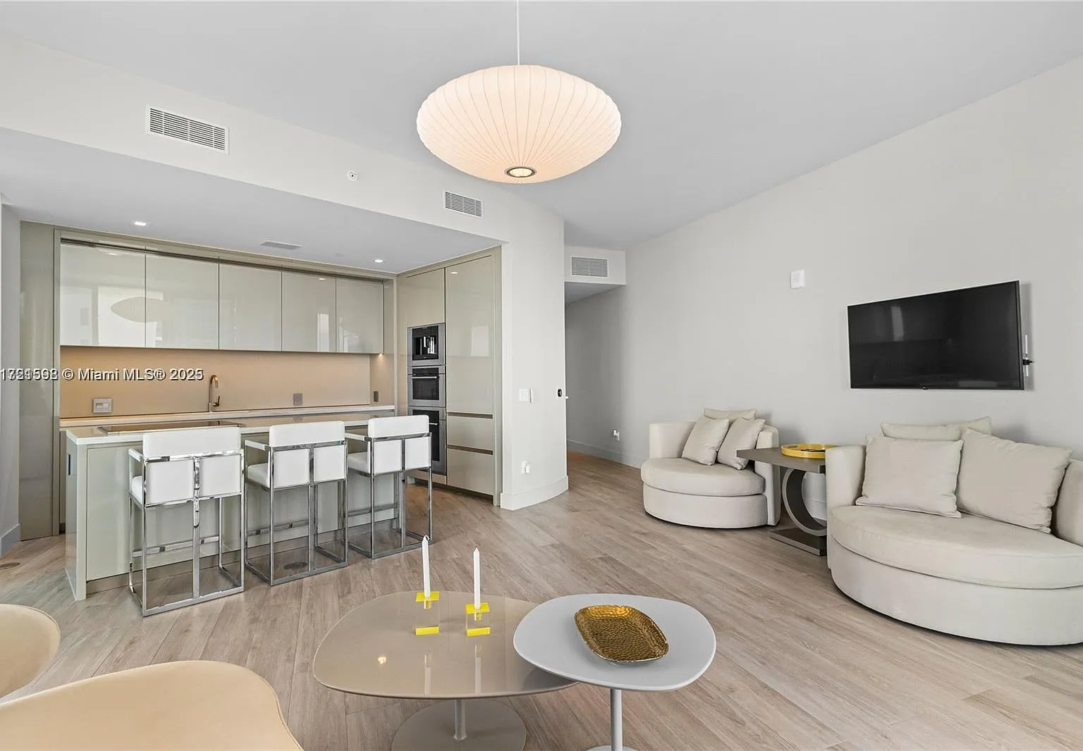 2 bed, 1133 sqft, $14,500 — Photo 2