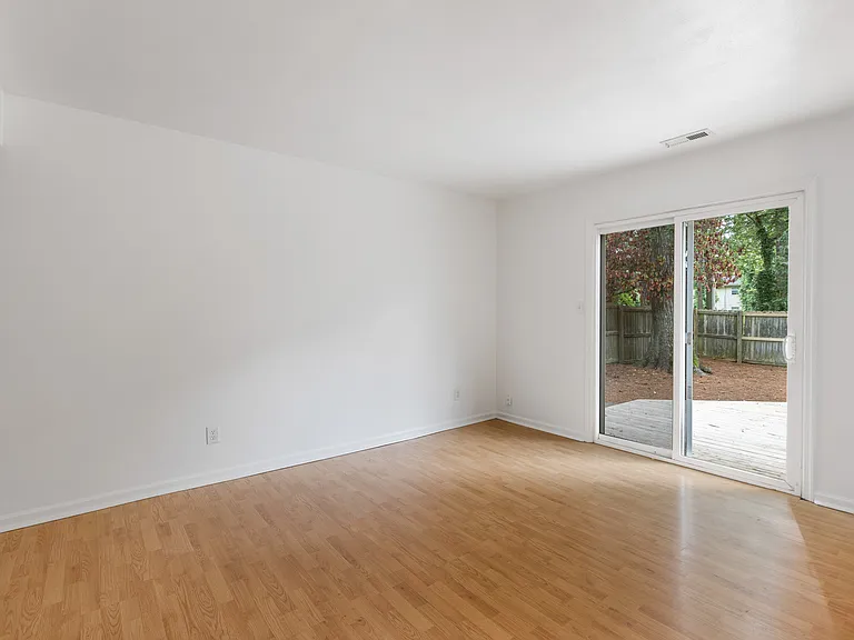 337 Hutton Cir — Photo 16