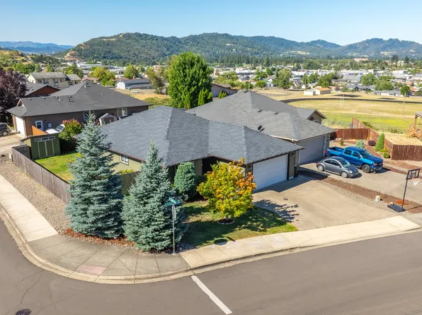 1862 NE Sunset Loop Dr, Roseburg, OR 97470
