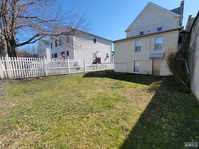 Building Photo - 90 Ackerson St #2