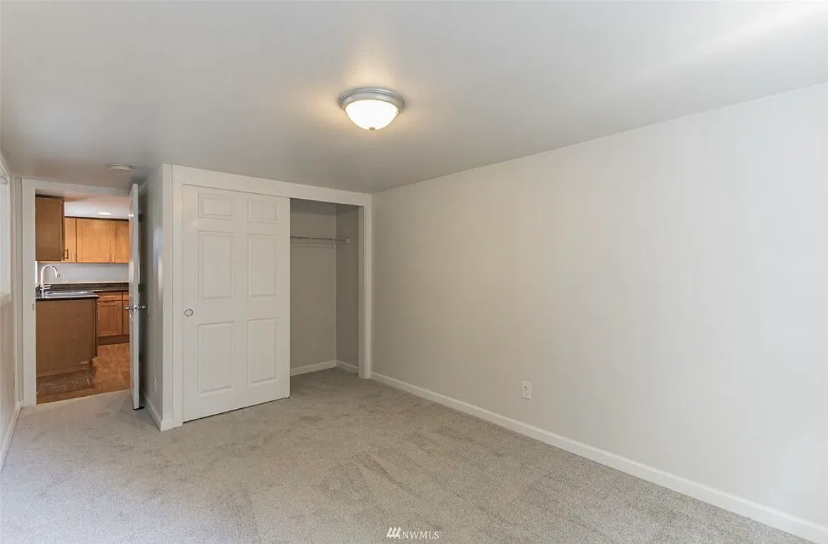 7 bed, 3500 sqft, $4,700 — Photo 1