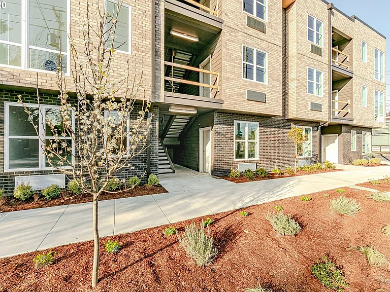 MF 14 - N Humboldt — Photo 10