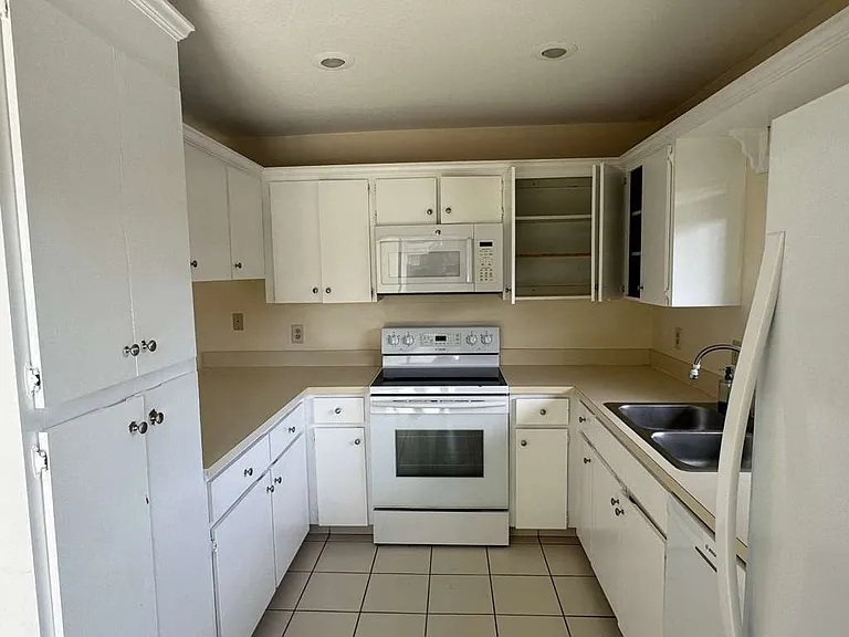 15233 W Pond Woods Dr #404 — Photo 5