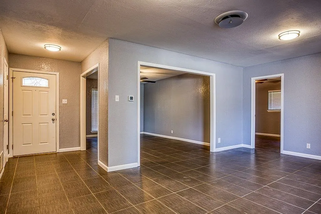4 bed, 3.0 bath, 1971 sqft, $2,600 — Photo 4