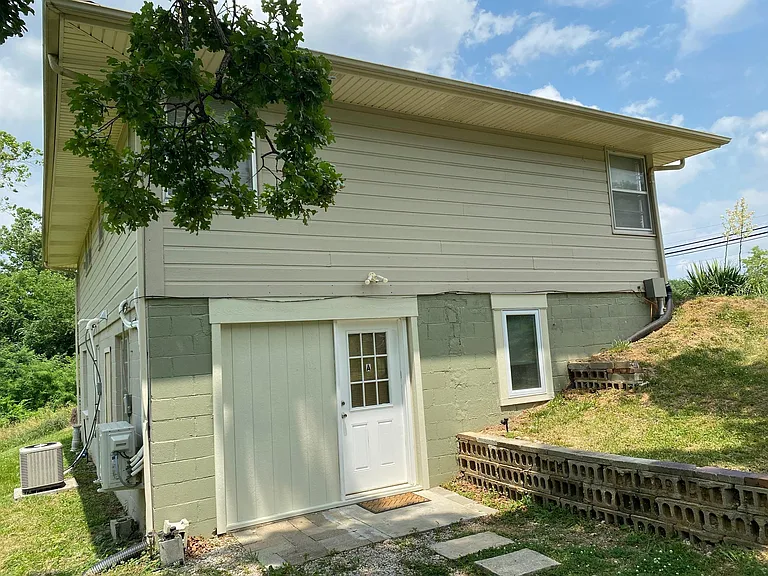 1046 S Maguire Ter #A — Photo 2