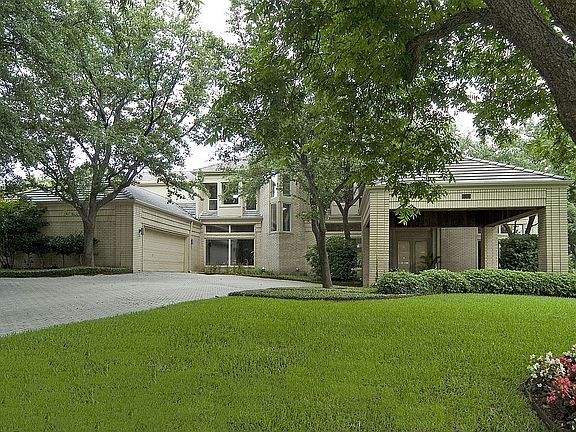 3 Car drive through garage and Porte-cochere