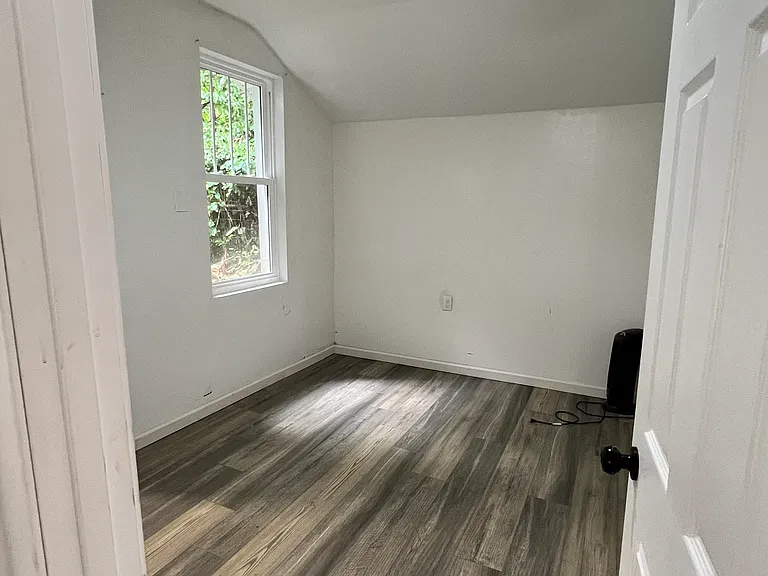3223 Calvert Ave — Photo 4