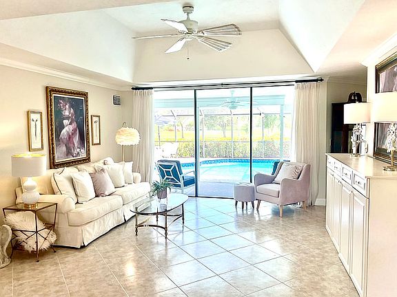 Living Room/Tray Ceiling