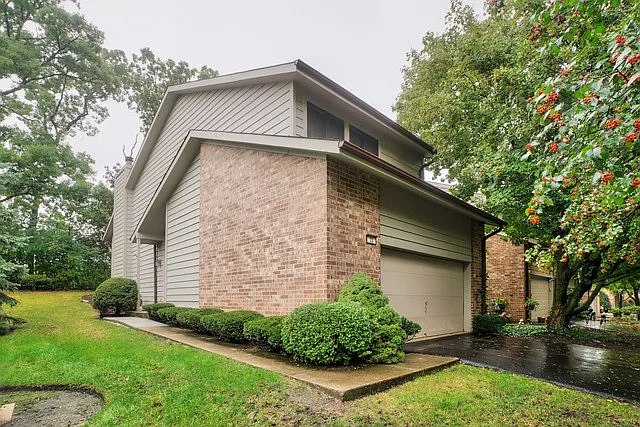 33 Commons Dr photo 1