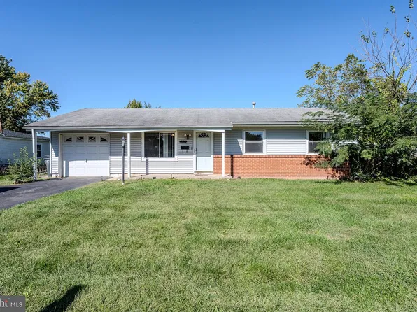 125 N Aspen Ave, Sterling, VA 20164