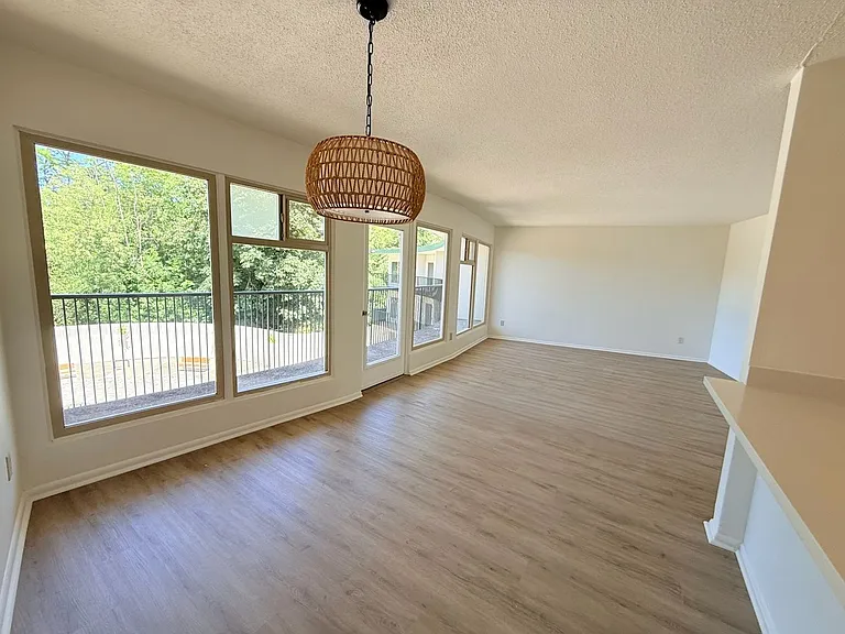 Crescent Apartments — Photo 32