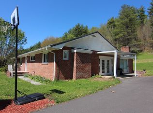565 Circle Dr, Mountain City, TN 37683