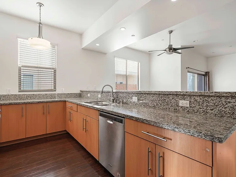 6462 Woodley Ave — Photo 33
