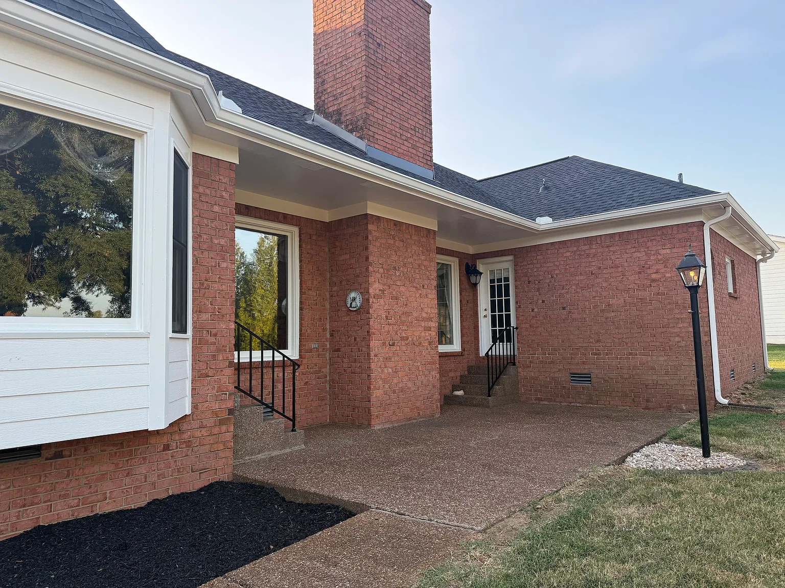 3 bed, 2.5 bath, 2400 sqft, $3,000 — Photo 2