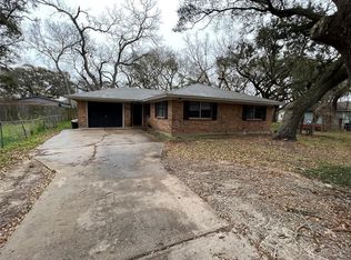 411 Cora St, Clute, TX 77531
