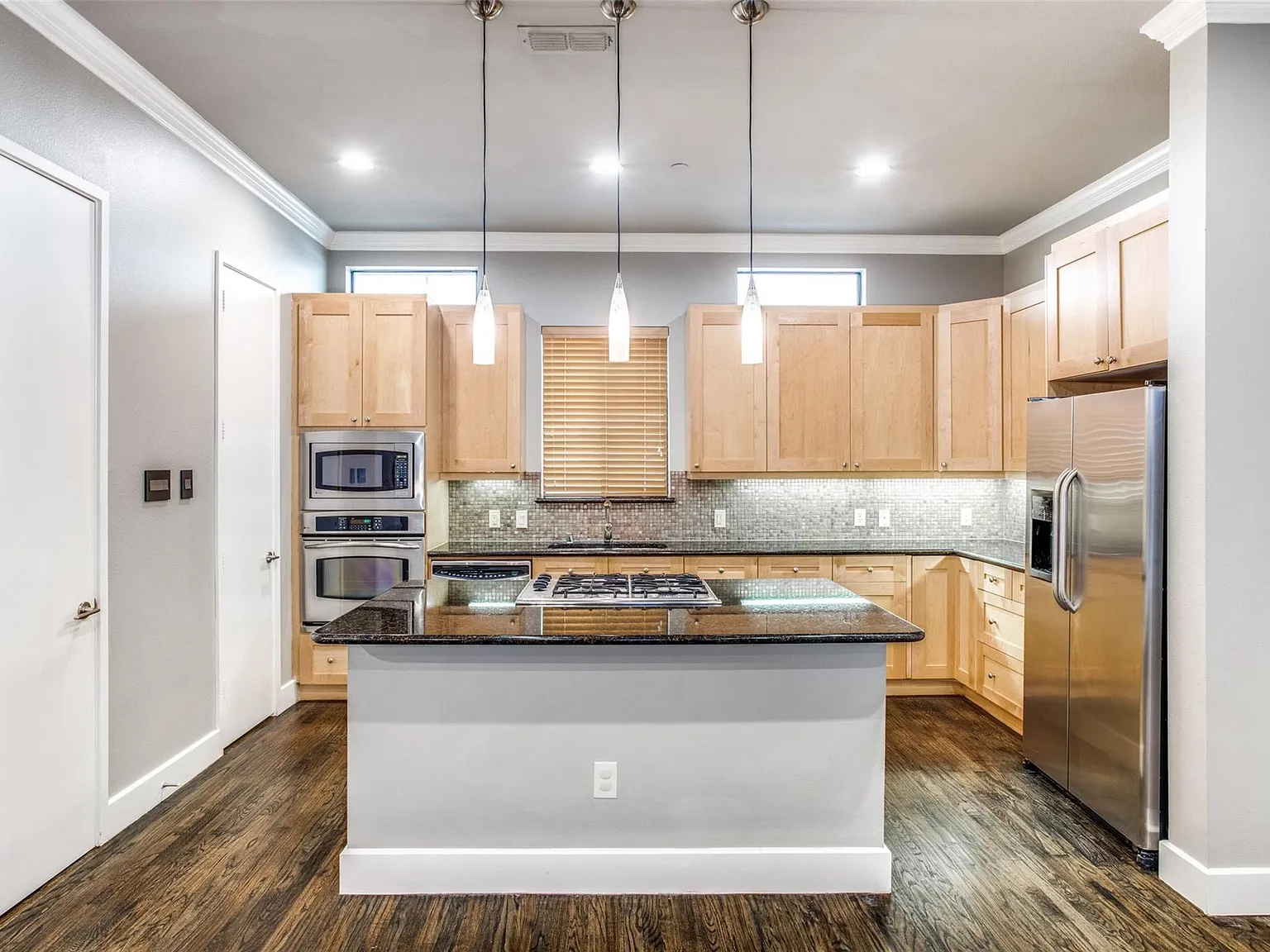 2 bed, 2.5 bath, 1810 sqft, $4,300 — Photo 4