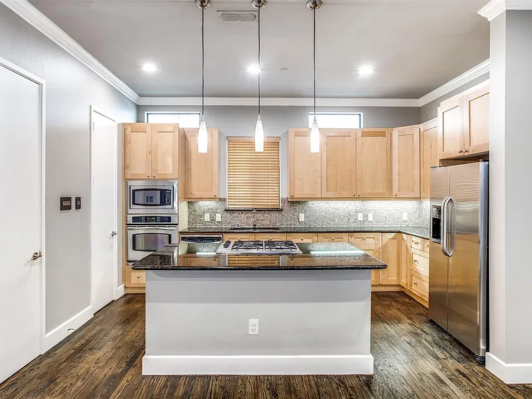 2411 N Hall St #20 — Photo 4