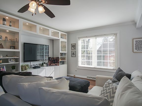 3rd image of 624 Lakeview Ct