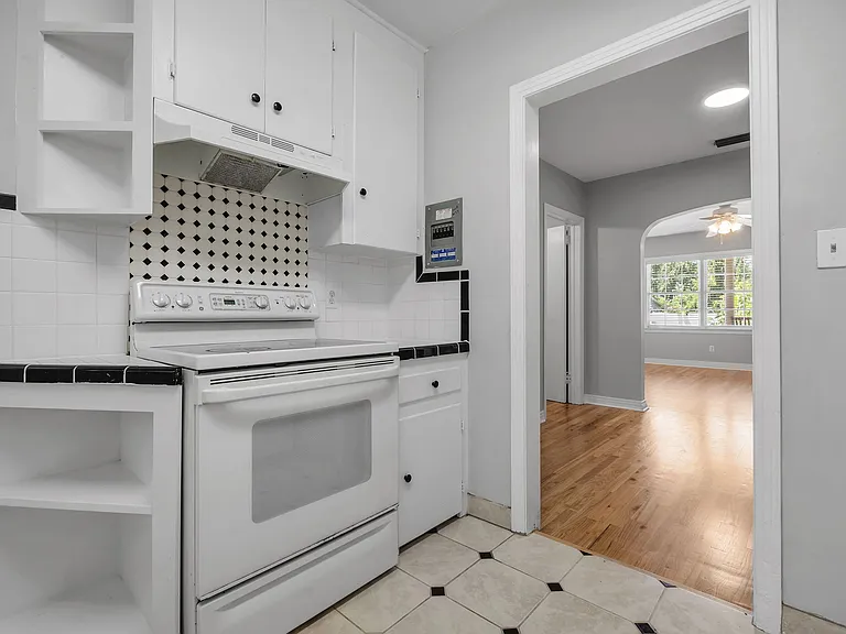 1437 S Meridian St — Photo 10